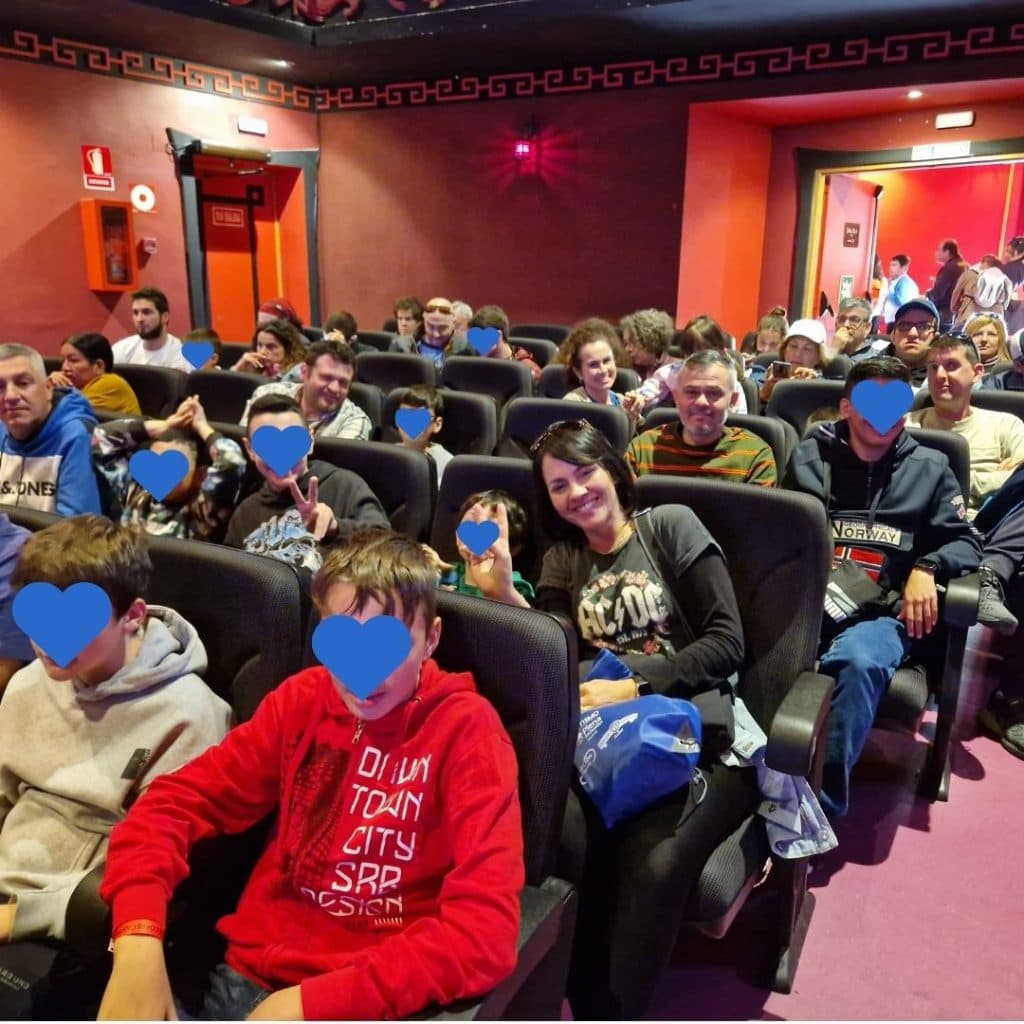 Las Familias de Fundación ConecTEA participan en una jornada reivindicativa y lúdica de Plena Inclusión en el Parque Warner - Embedded Image 9