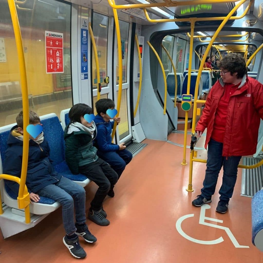 Familias de Fundación ConecTEA visitan el Metro Ligero - Embedded Image 7