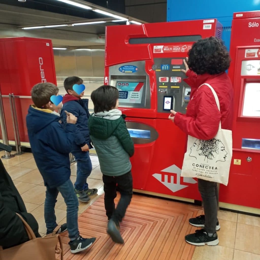 Familias de Fundación ConecTEA visitan el Metro Ligero - Embedded Image 3