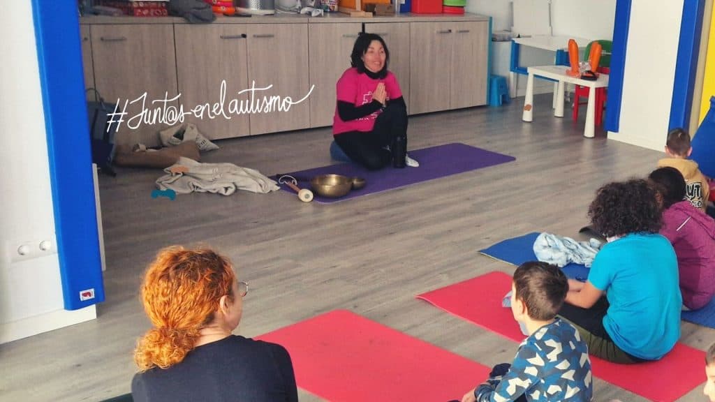 Los beneficios del yoga en las personas con autismo - Embedded Image 1