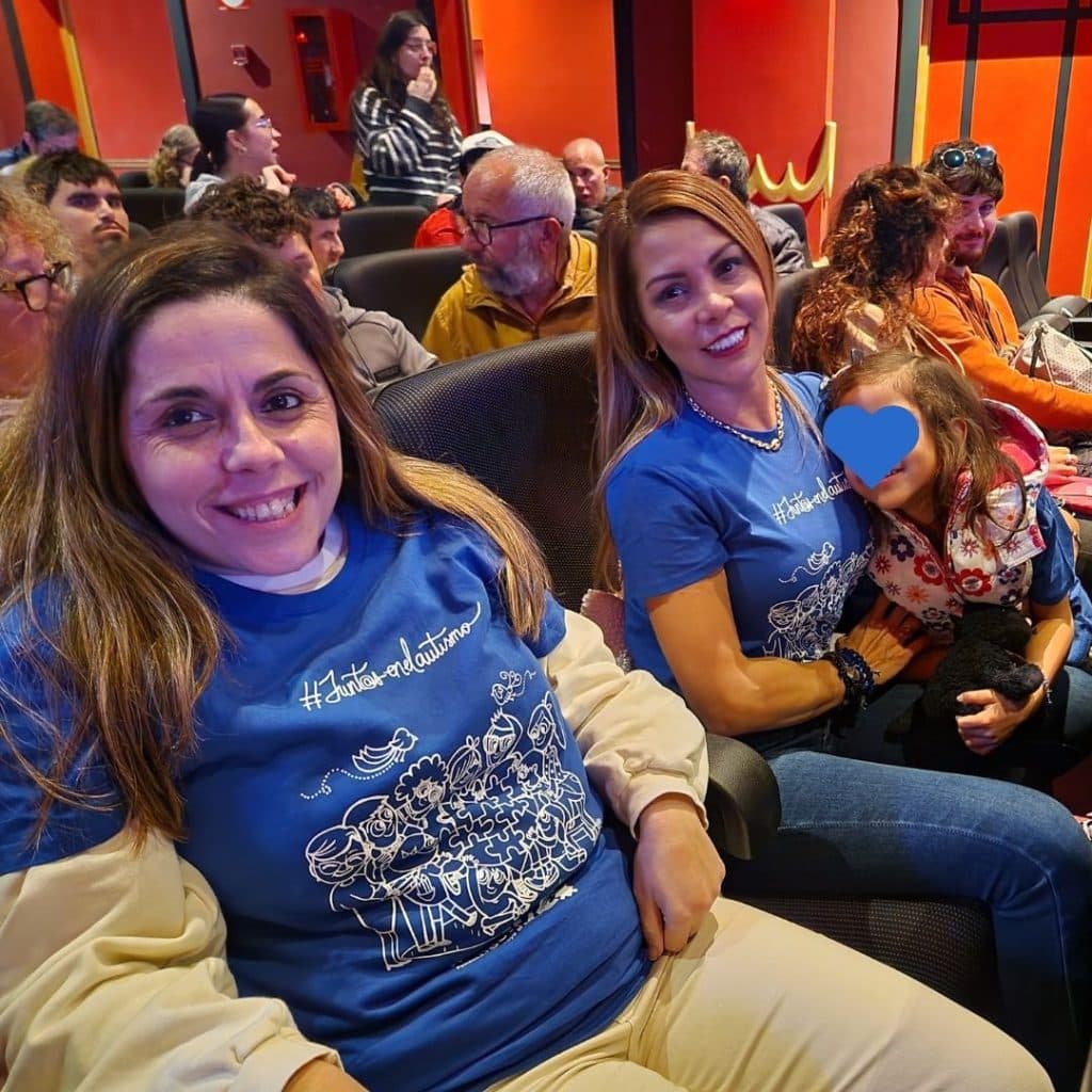 Las Familias de Fundación ConecTEA participan en una jornada reivindicativa y lúdica de Plena Inclusión en el Parque Warner - Embedded Image 3