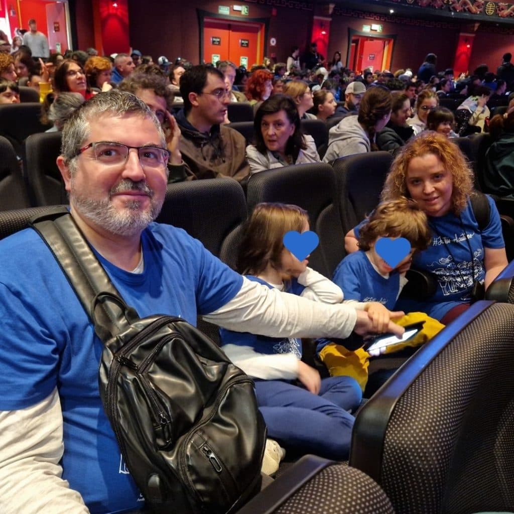 Las Familias de Fundación ConecTEA participan en una jornada reivindicativa y lúdica de Plena Inclusión en el Parque Warner - Embedded Image 8