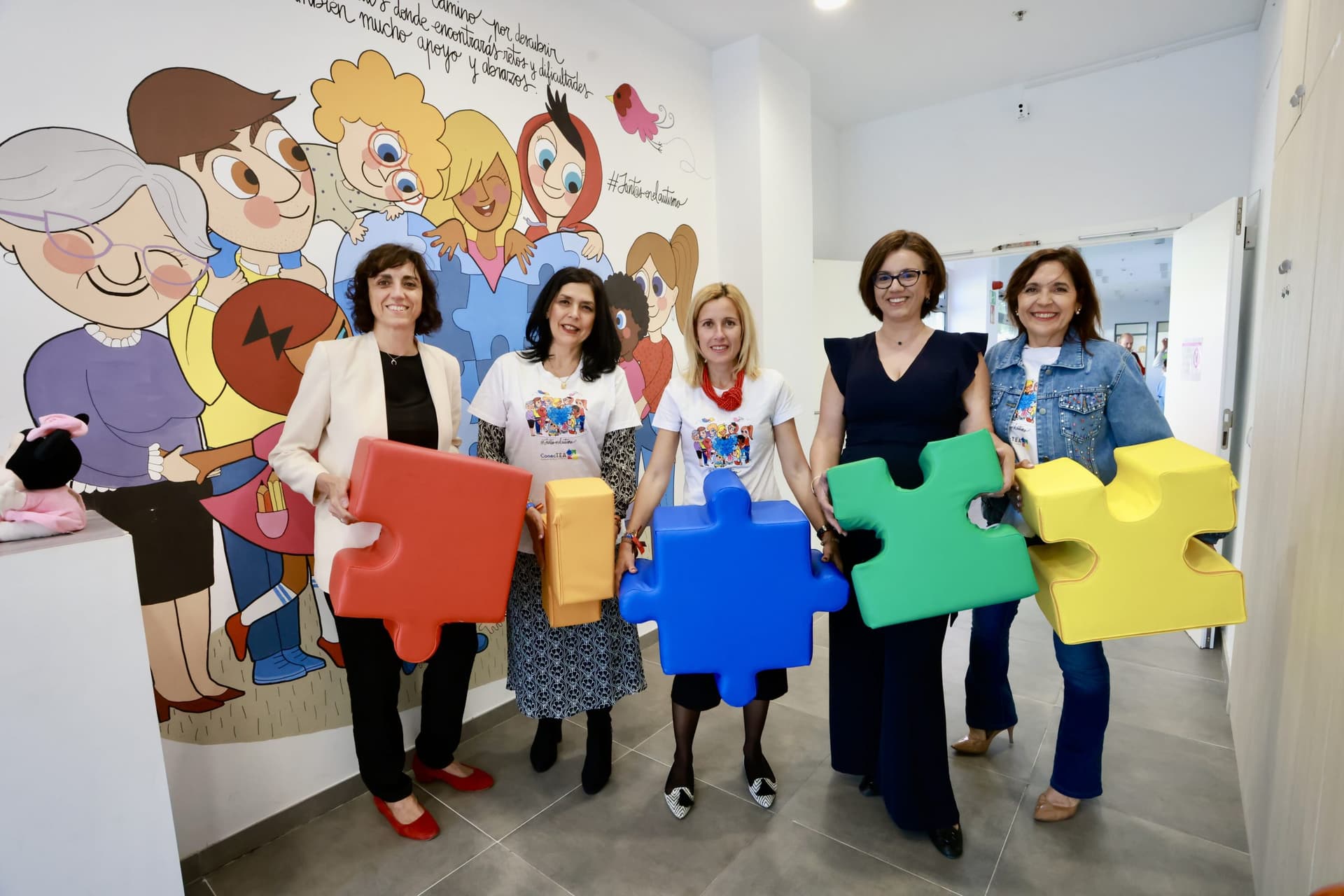 La alcaldesa de Alcobendas participa en una sesión del programa de habilidades sociales ‘ConecTEA Conmigo’ - Hero Image