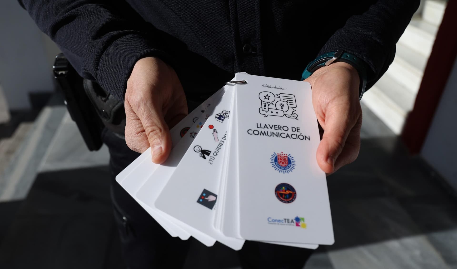 Policías de San Sebastián de los Reyes usarán el Llavero de Comunicación de ConecTEA para atender a personas con autismo - Hero Image