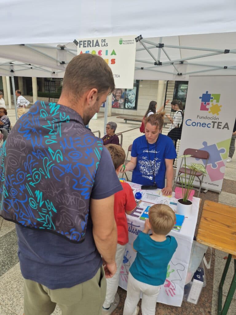 Fundación ConecTEA participa en la Feria de las Asociaciones de Alcobendas - Embedded Image 4