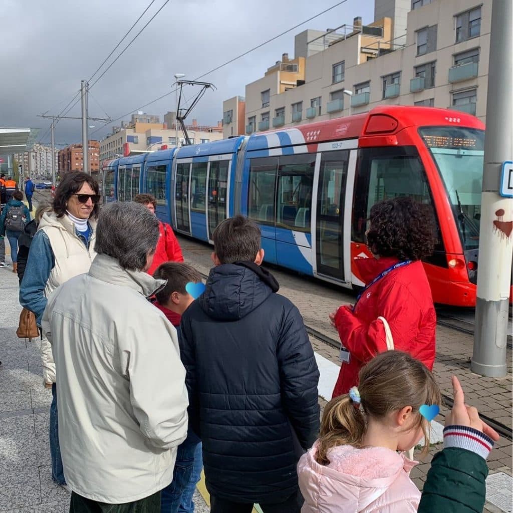 Familias de Fundación ConecTEA visitan el Metro Ligero - Embedded Image 1