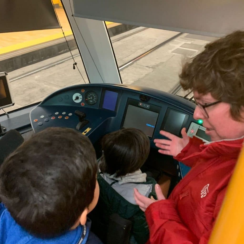 Familias de Fundación ConecTEA visitan el Metro Ligero - Embedded Image 5